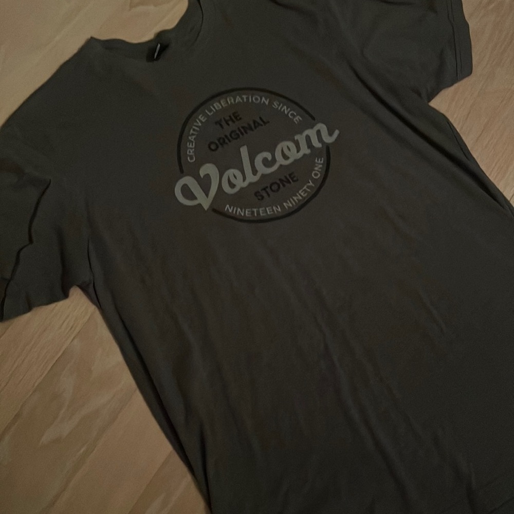 Grey Men’s Volcom tee shirt xl